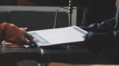 avukat ve el sallayarak istemci