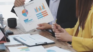 İş ekibi birlikte çalışıyor ve strateji planlıyor..