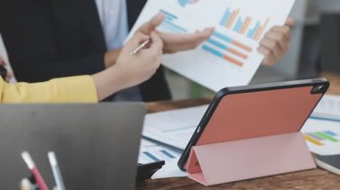 Ekonomik raporla iş ekibi toplantısı, yeni mali raporla çalışma