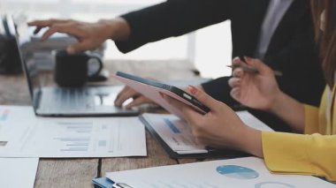 ofiste çalışan iş adamlarının yakın çekim