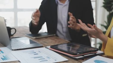 İş adamları ofiste toplanıyor, takım çalışması kavramı