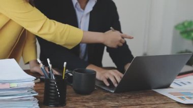 İş adamları ofiste toplanıp çalışıyor.