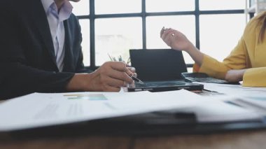 İş ekibi tartışıyor ve plan yapıyor