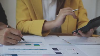 İş adamları mali planı tartışıyor ve ofiste buluşuyorlar, iş konsepti