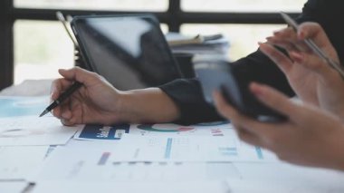 Ofiste çalışan iş adamları
