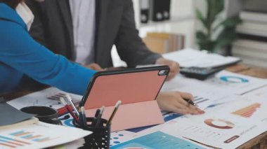 Genç iş adamları ofiste mali verileri tartışıyor ve analiz ediyorlar