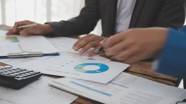 Masada dizüstü bilgisayarla çalışan iş adamları, yakın plan.