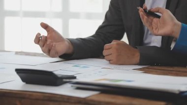 İş ekibi ofiste yeni projeyi tartışıyor
