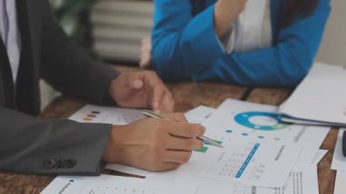 Ekonomik rapor üzerinde çalışan iş adamları