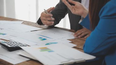 Ofiste çalışan iş adamları