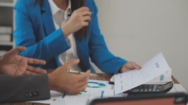 Ofiste çalışan iş adamları.