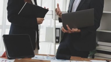 İş kadınları ofiste yeni projeleri tartışıyor. iş kavramı