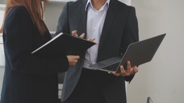 İş adamları ofiste tartışıyor ve çalışıyor.