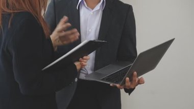 tablet bilgisayar kullanarak iş adamı