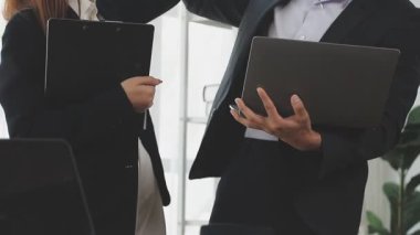 Genç iş adamları ofiste birlikte çalışmayı tartışıyorlar..