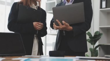 Modern ofiste dizüstü bilgisayarla çalışan iş ekibi.