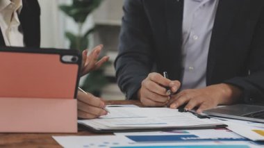 Ofiste çalışan iş adamı