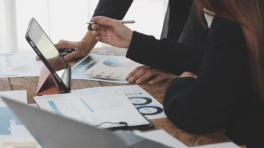 İş ekibi ofiste bir dizüstü bilgisayar üzerinde çalışıyor..