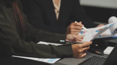 Finans raporu ve bilgisayarla çalışan iş adamı