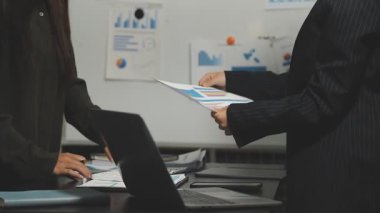 İş adamı takıma sunum yapıyor.