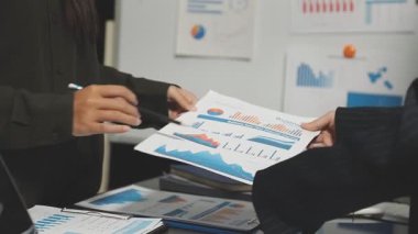 İş adamları birlikte çalışıyor.