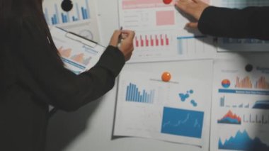 İş adamı iş raporu, iş ve teknoloji kavramı üzerinde çalışıyor