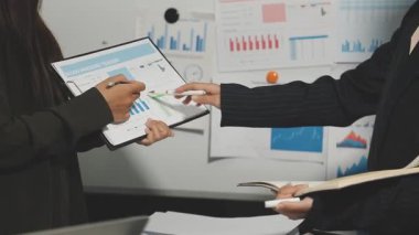 İş kadını tableti işaret ediyor