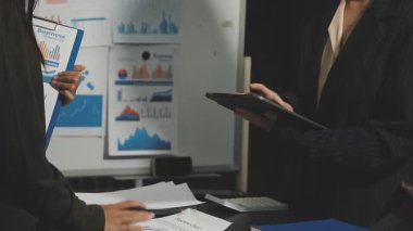 Hesap makineli genç iş adamı