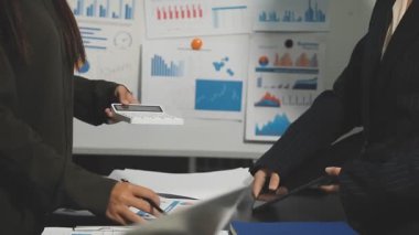 Ofiste finansal grafikleri, borsa konseptini, borsayı tartışan iş adamları.