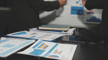 İş adamları ofiste toplanıyor.