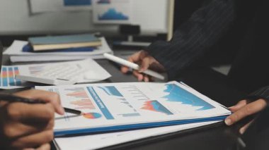 Verileri dizüstü bilgisayarla analiz eden iş adamı