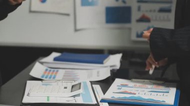 Ofiste çalışan iş kadınlarının kapatılması, mali raporların analiz edilmesi ve dizüstü bilgisayarların kullanılması