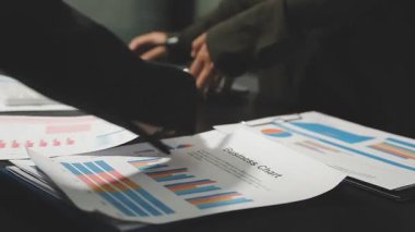 İşadamı ofiste dizüstü bilgisayarda çalışıyor.