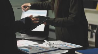 Dizüstü bilgisayar kullanan iş kadını