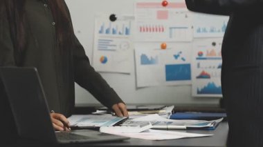 Birlikte modern ofisinde çalışan iş takım