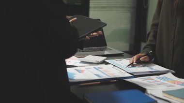 Modern ofisinde çalışan genç iş kadını