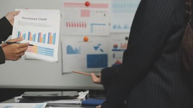 Tablet üzerindeki mali istatistikleri analiz eden iş adamları.