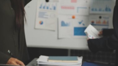 İş kadını elinde kalem ve kağıt üzerinde yazı tutuyor.