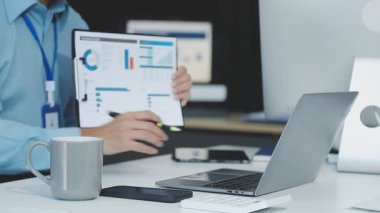 iş adamı kullanarak dizüstü bilgisayar ve akıllı telefon