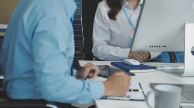 Modern ofiste çalışan iş adamları.