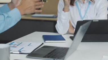 Takım elbiseli genç bir kadın modern bir ofiste çalışıyor. iş kavramı