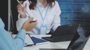 İş arkadaşları birlikte çalışıyor.