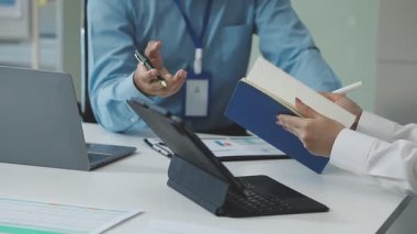 Ofiste çalışan iş kadınına yakın çekim