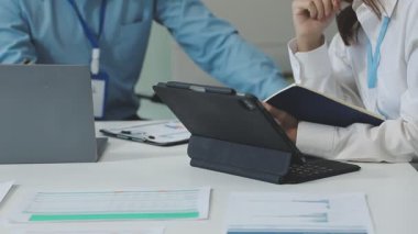 Belgelerle çalışan iş adamları