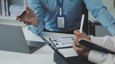 Modern ofiste iş ekibi toplantısı. iş ekibi yeni proje üzerinde çalışıyor.