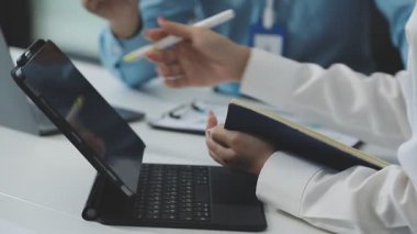 Ofiste dijital tabletle çalışan bir iş adamı