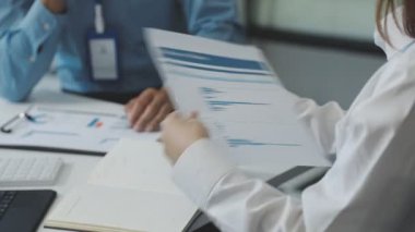 Modern ofiste çalışan iş adamları