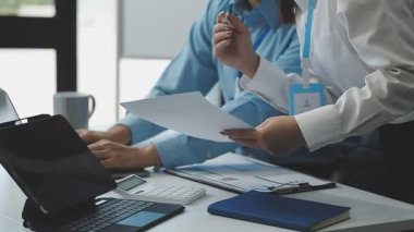 İş ekibi dizüstü bilgisayarda birlikte çalışıyor..