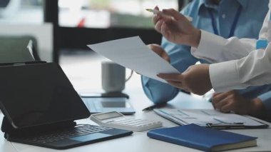 İşadamı masasında, iş yerinde mali belge üzerinde çalışıyor.