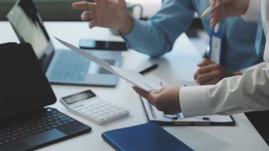 İşadamı tablet bilgisayar kullanıyor ve iş planını ofiste tartışıyor.